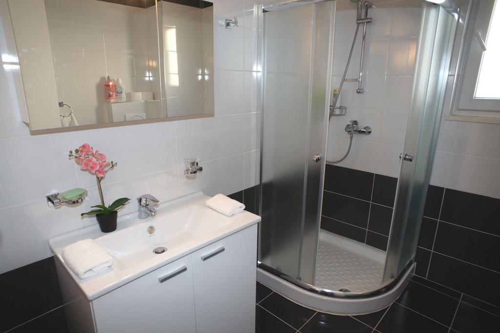 White Residence Luxury Apartments Saranda Szoba fotó